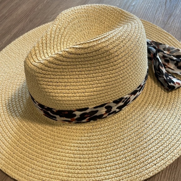 Vince Camuto Women’s Wide Rim Hat Bow Animal Print Scarf Detail - Picture 4 of 12